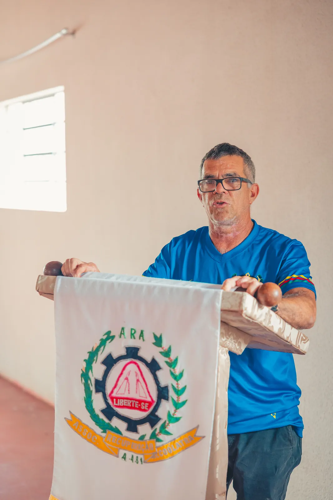 Representante da ARA falando em um evento comunitário