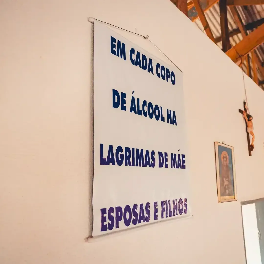 Mensagem de apoio exposta na associação