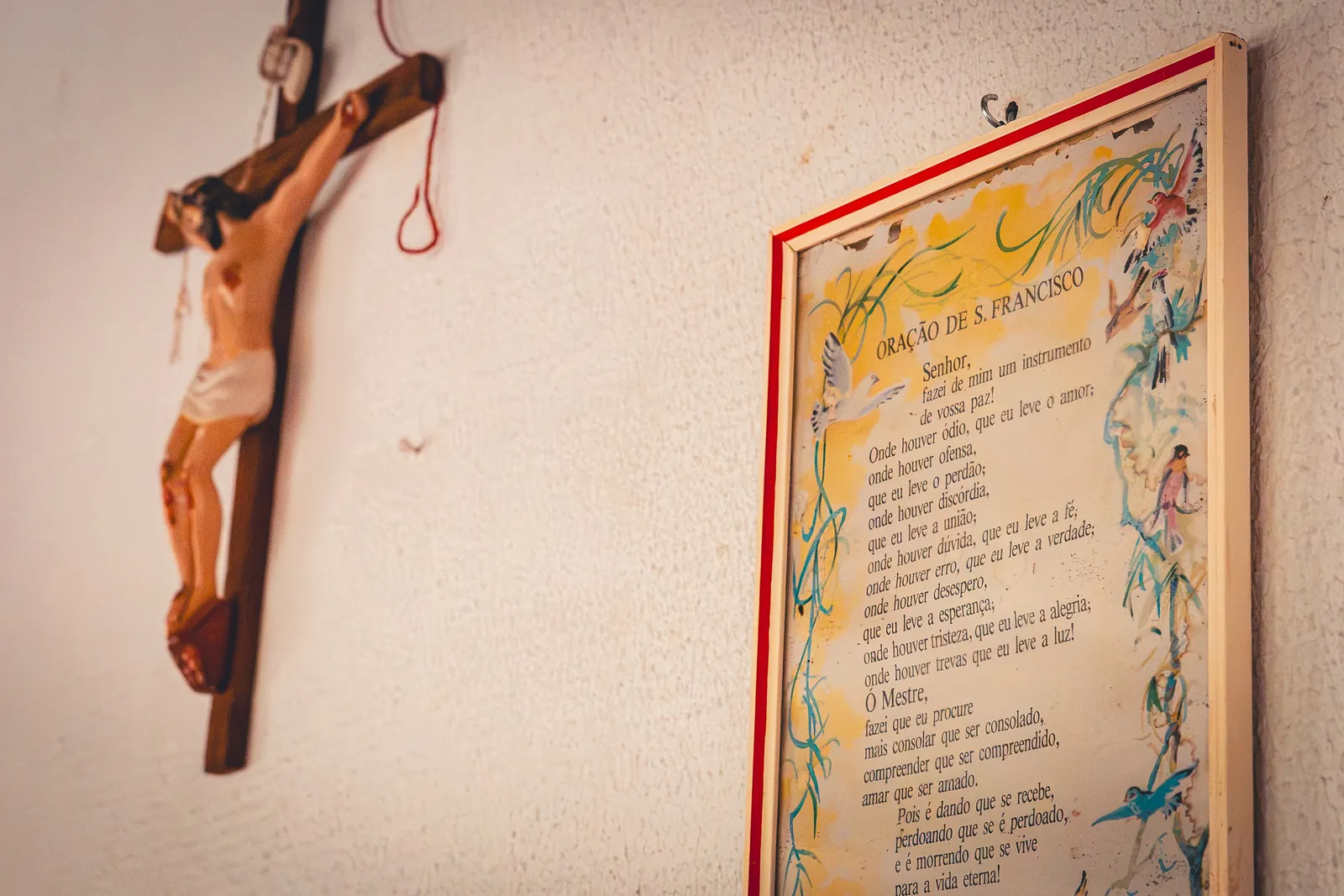 Quadro e crucifixo na sede da associação