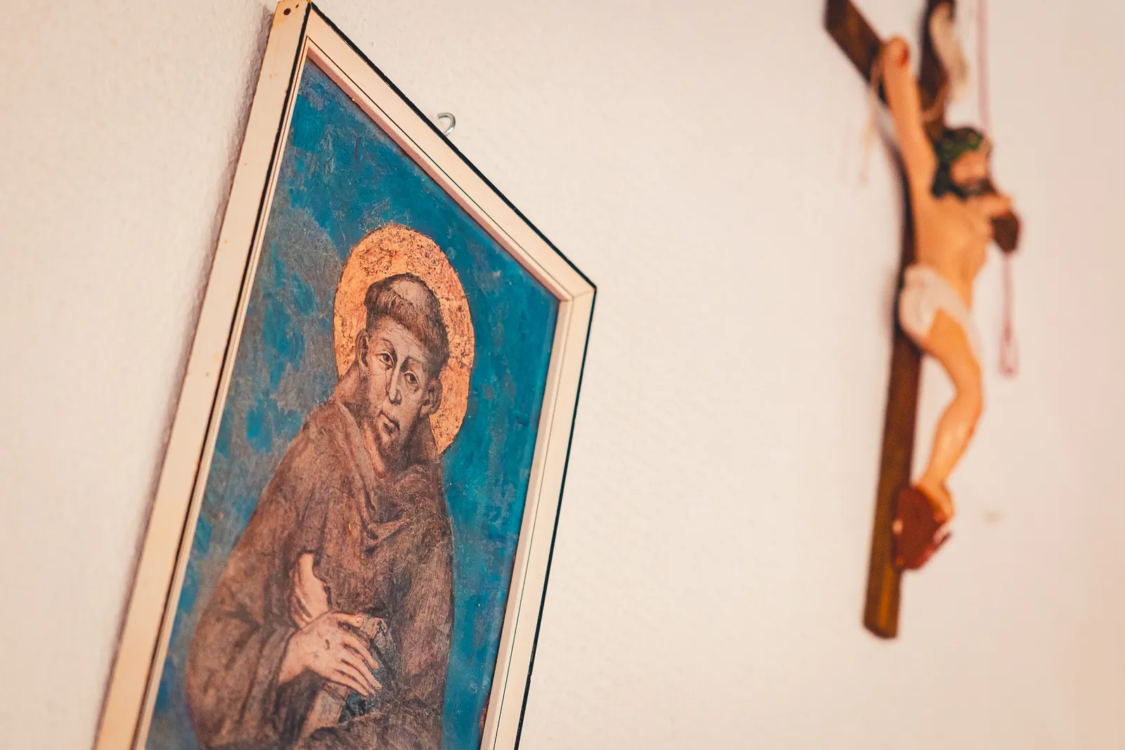 Quadro religioso na parede da sede da ARA