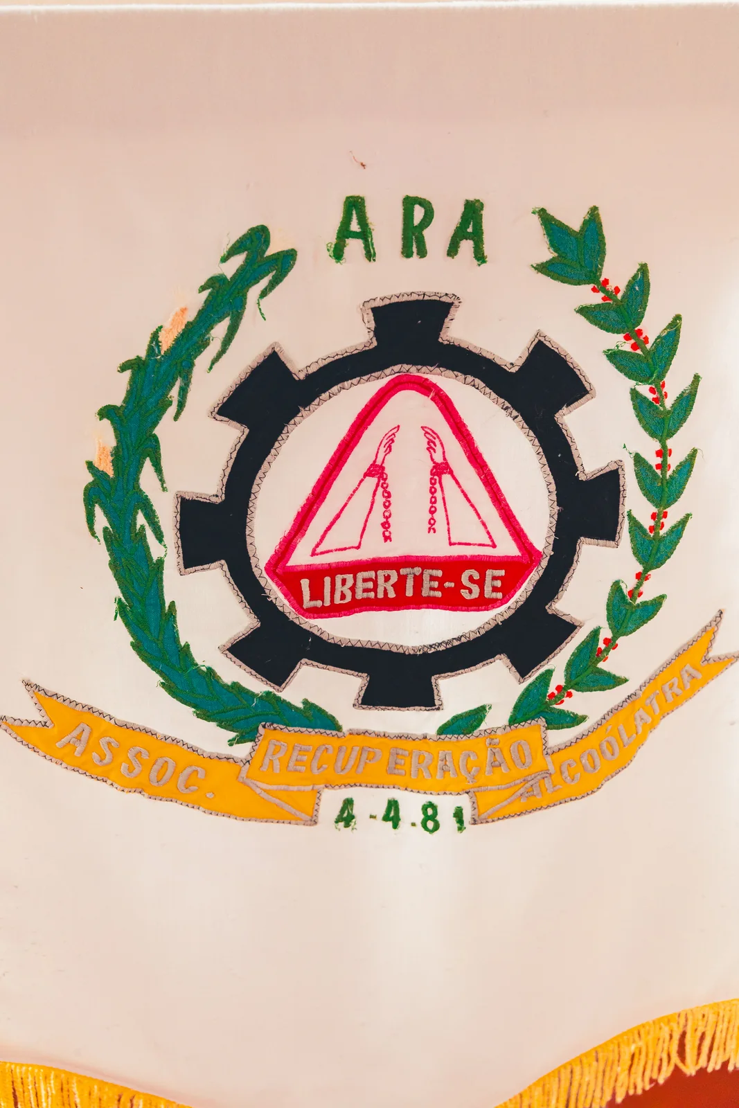Emblema da Associação de Recuperação de Alcoólatras